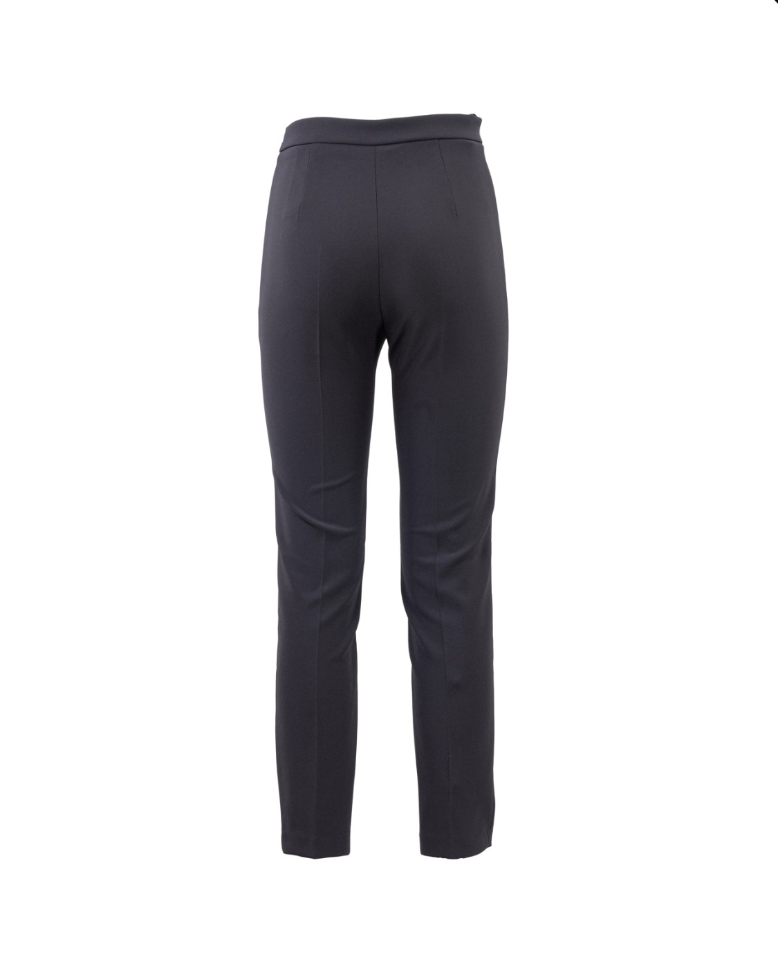 shop ELISABETTA FRANCHI  Pantalone: Elisabetta Franchi pantalone dritto in crêpe con placche logo.
Pantalone a sigaretta con vita alta. 
Applicazione di placche logo in metallo dorato sui fianchi.
Fodera in raso.
Zip invisibile sul fianco.
Accessorio in metallo dorato.
Composizione: 96% Poliestere 04% Elastane.
Fabbricato in Italia.. PA00536E2-110 number 4485165